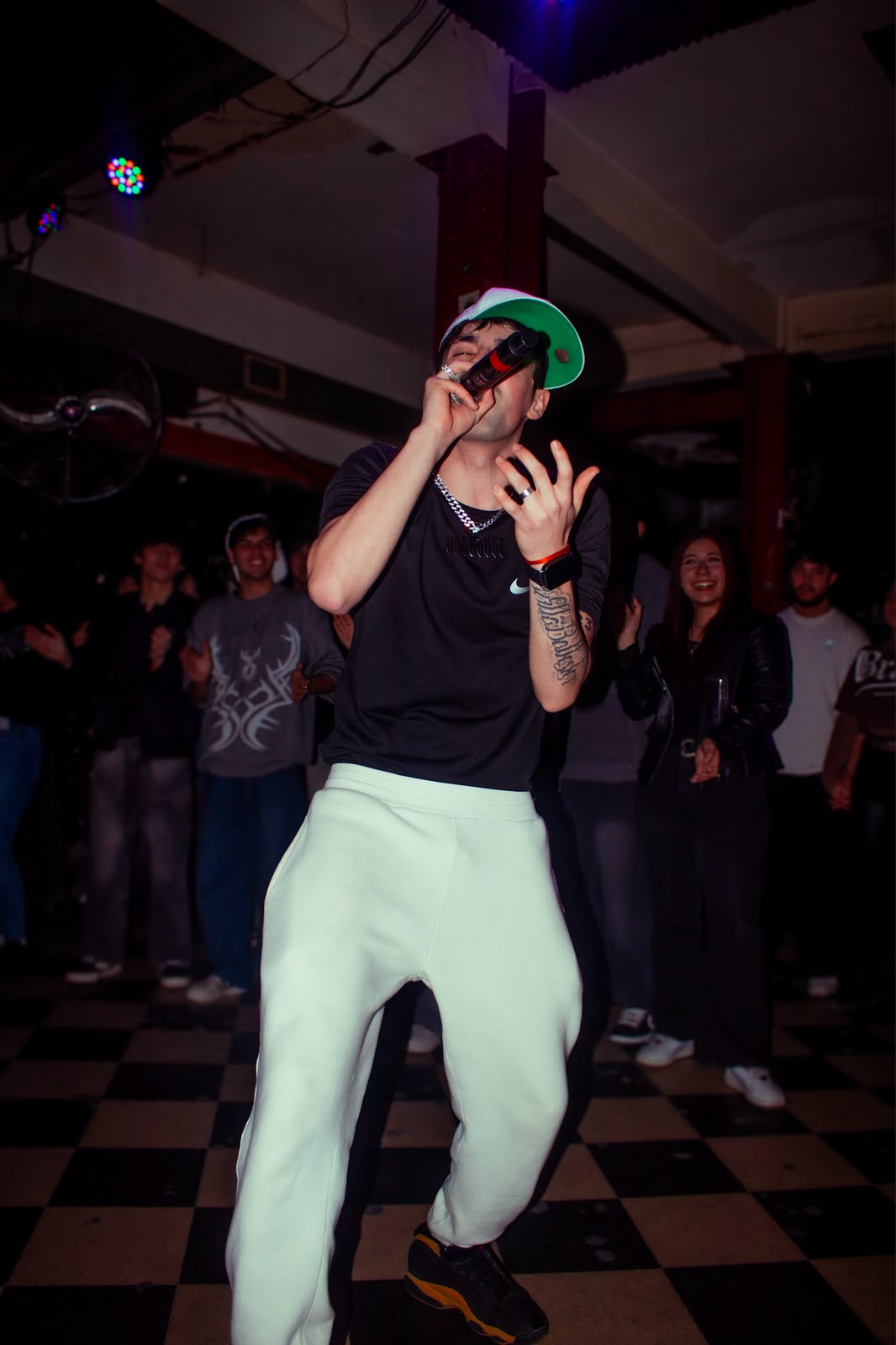 Leito cantando en vivo durante un show
